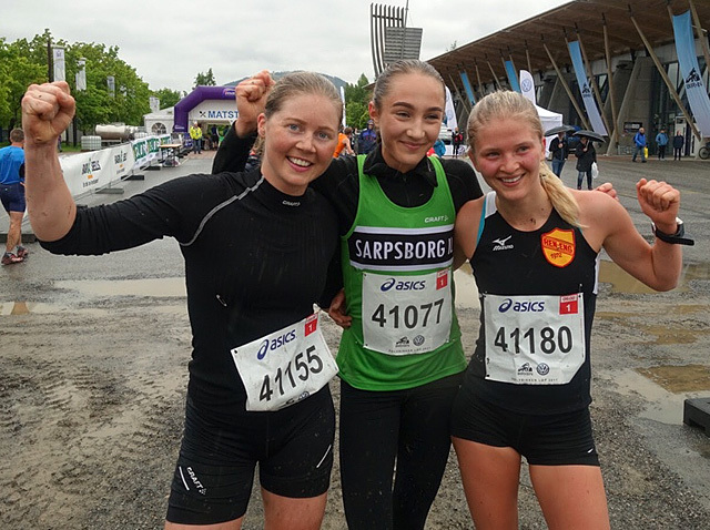 Pallen i halvbirken fra venstre: Ingeborg Kristine Lind, Karoline Skauen og Marit Østvang. (Foto: Finn Olsen)