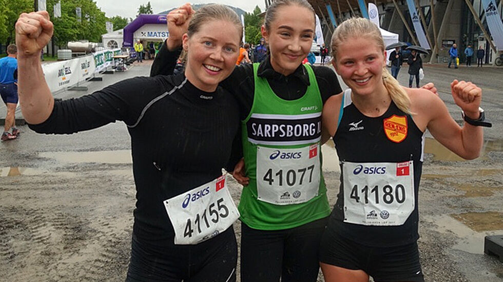 Pallen i halvbirken fra venstre: Ingeborg Kristine Lind, Karoline Skauen og Marit Østvang. (Foto: Finn Olsen)