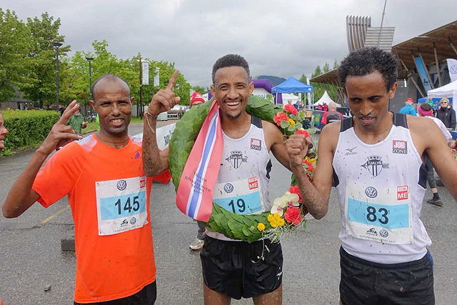 Norsk-eritreisk på Lillehammer: fra venstre: Weldu Negash Gebretsadik, Senay Fissehatsion (nr. 1) og Okubamichael Fissehatsion. (Foto: Finn Olsen)