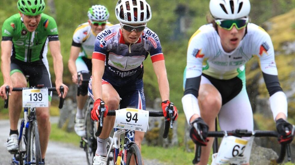 Borghild Løvset med startnummer 94 ligger her sammen med Stig Svalheim (139) og Håkon Nore Bjerkvik som vant klasse Menn 17-18 år. Foto: Arrangør