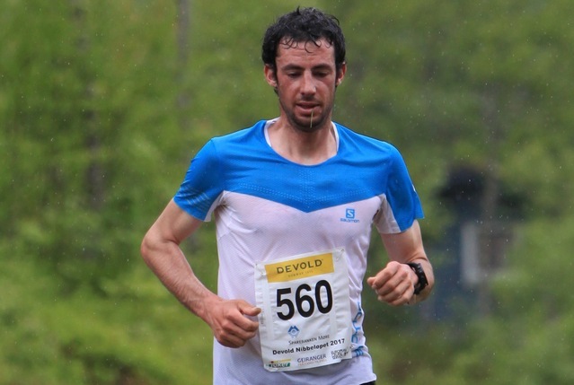 Kilian Jornet Burgada er nok vant til heilt andre fjell og løyper enn asfalten oppover mot Dalsnibba. Sporty nok stilte Kilian, sammen med samboeren Emelie Forsberg, opp i dette lokale motbakkeløpet, ikke langt fra Måndalen der paret bor. Foto: Willy Fredheim, arrangør