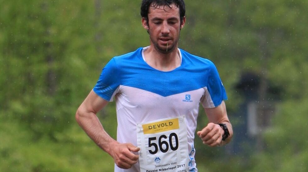 Kilian Jornet Burgada er nok vant til heilt andre fjell og løyper enn asfalten oppover mot Dalsnibba. Sporty nok stilte Kilian, sammen med samboeren Emelie Forsberg, opp i dette lokale motbakkeløpet, ikke langt fra Måndalen der paret bor. Foto: Willy Fredheim, arrangør