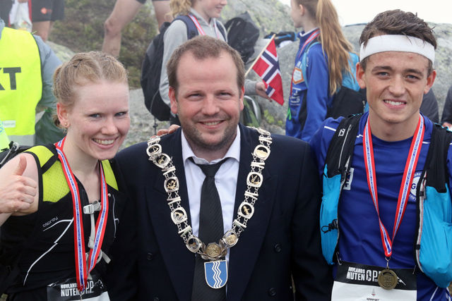 Ordførerene i Sauda, Asbjørn Birkeland  flankeres av vinnerne Karoline Holsen Kyte og Stian Øvergaard Aarvik på toppen etter fjorårets løp 