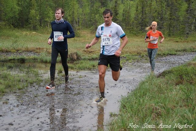 Tomas Northug i full fart så vannet spruter på Sagnyra mens Jose Souto tar vegen rundt. (Foto: Stein Arne Negård)