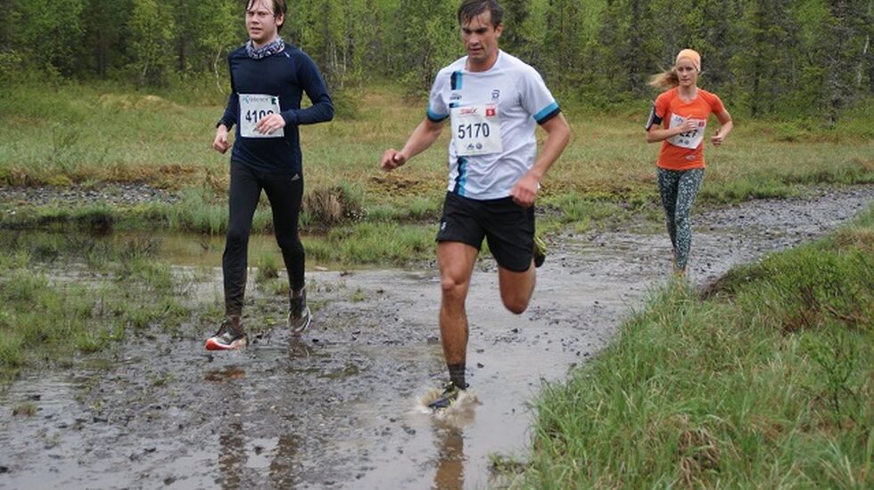 Tomas Northug i full fart så vannet spruter på Sagnyra mens Jose Souto tar vegen rundt. (Foto: Stein Arne Negård)