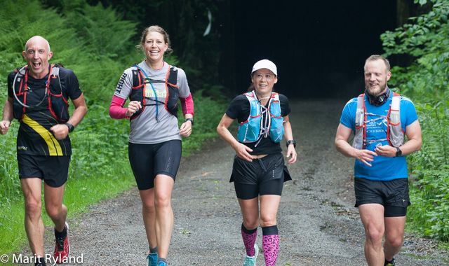 Glade løpere i NestenMidtsommerMaraton 2017. (Foto: Marit ryland)