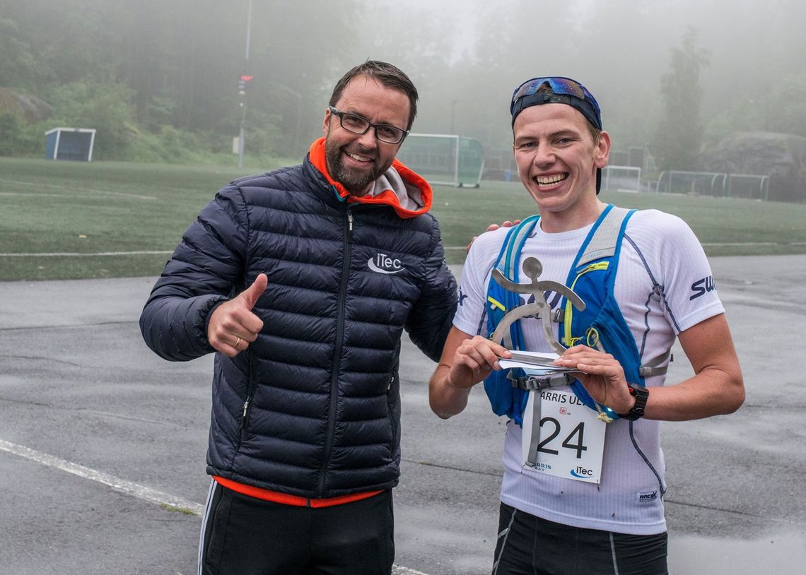 Ultraløpsvinner Håkon Andersen gratuleres av løpsleder Ove Haugen. (Foto: Arrangøren)