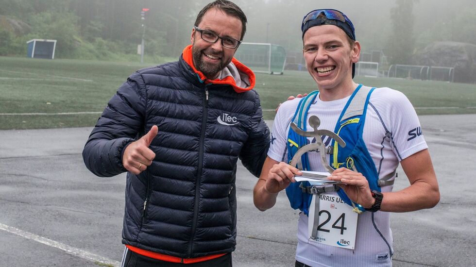 Ultraløpsvinner Håkon Andersen gratuleres av løpsleder Ove Haugen. (Foto: Arrangøren)