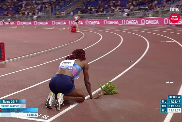 Medan resten av feltet - inkludert Genzebe Dibaba og Karoline Bjerkeli Grøvdal - spurta mot mål, viste TV-kamera nærbilete av Hellen Obiri. (Skjermdump frå NRK) Medan resten av feltet - inkludert Genzebe Dibaba og Karoline Bjerkeli Grøvdal - spurta mot mål, viste TV-kamera nærbilete av Hellen Obiri. (Skjermdump frå NRK)