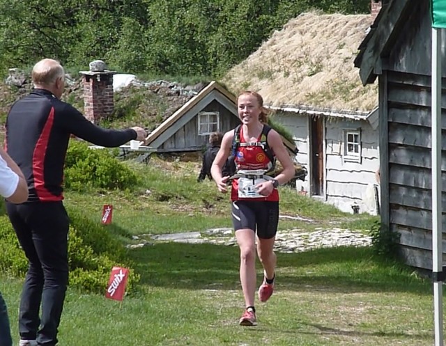 Eli Anne Dvergsdal får påfyll på Saftstasjon støylen i 2016. (Foto: Arrangøren)