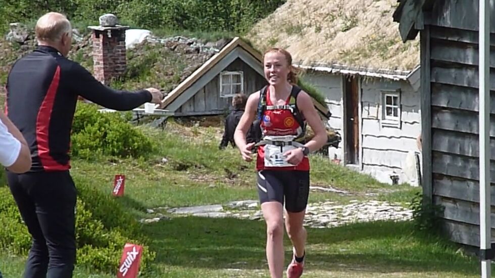 Eli Anne Dvergsdal får påfyll på Saftstasjon støylen i 2016. (Foto: Arrangøren)
