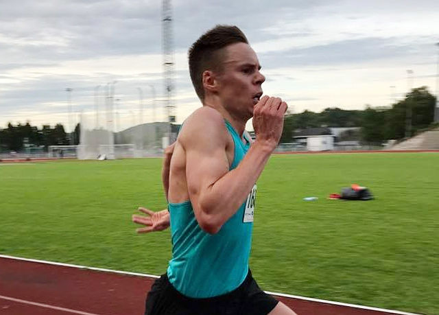 Erik Lomås har hatt litt av et comeback på løpebanen denne sesongen. Her spurter han inn til seier og 30.21,45 på Stadionmila i Kristiansand. (Foto: arrangøren)