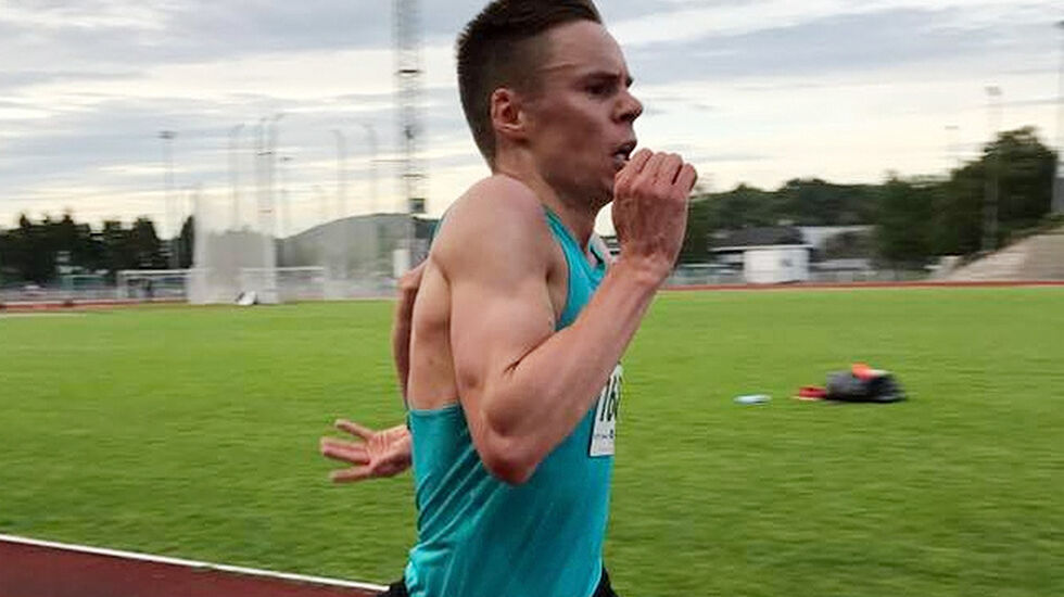 Erik Lomås har hatt litt av et comeback på løpebanen denne sesongen. Her spurter han inn til seier og 30.21,45 på Stadionmila i Kristiansand. (Foto: arrangøren) 