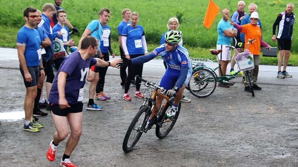 Thomas Pedersen på Tines lag har tråkket ferdig mila si og sender Anders Skjeset ut på den andre løpsetappen på 2,7 km før alle andre lag.