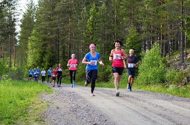 Tina Østgård (45), Brith Astrid Duelien Myrvold (28) og Morten Brænd (25) side om side tidlig i løpet. (Foto: Lena Pettersen)