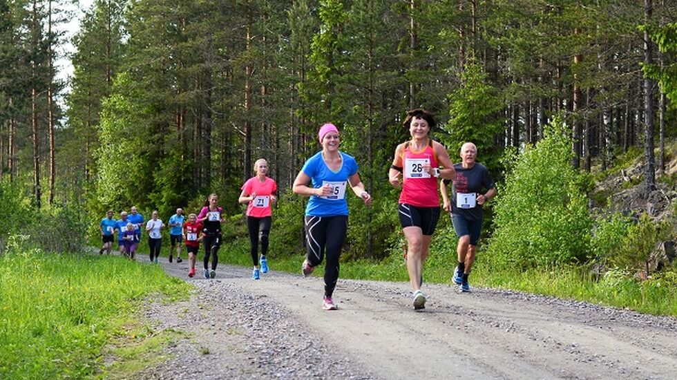 Tina Østgård (45), Brith Astrid Duelien Myrvold (28) og Morten Brænd (25) side om side tidlig i løpet. (Foto: Lena Pettersen)