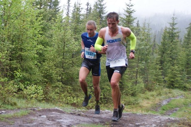 Ola Korbøl i aksjon i Birkebeinerløpet på lørdag sammen med Eirik Richenberg (137) der han løp inn til 12. plass på 1.15.32. (Foto: Stein Arne Negård)