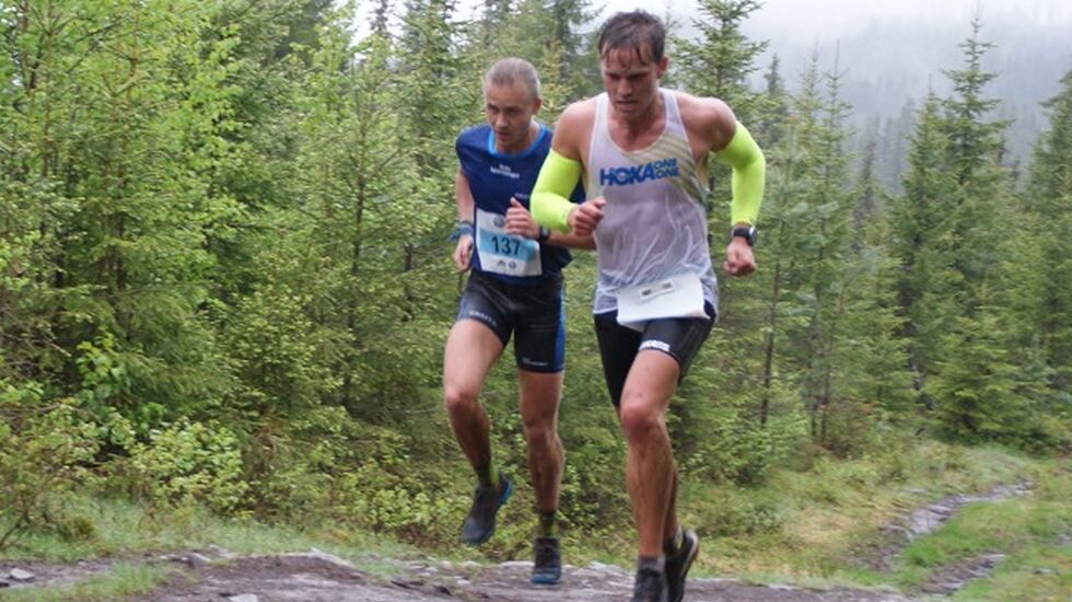Ola Korbøl i aksjon i Birkebeinerløpet på lørdag sammen med Eirik Richenberg (137) der han løp inn til 12. plass på 1.15.32. (Foto: Stein Arne Negård)