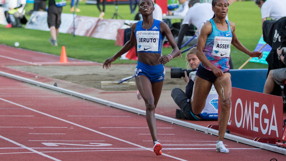 7 hundredeler foran: Det ble Kenya foran Etiopia med minst mulig margin på 3000 m hinder. (Foto: Sylvain Cavatz)