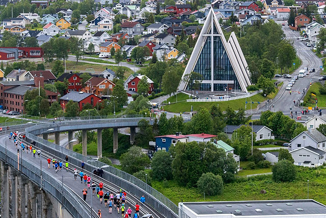Tromsøbroa og Ishavskatedralen er to av de stora attraksjonene underveis i maratonløypa til Midnight Sun Marathon. (Foto:Truls Tiller)