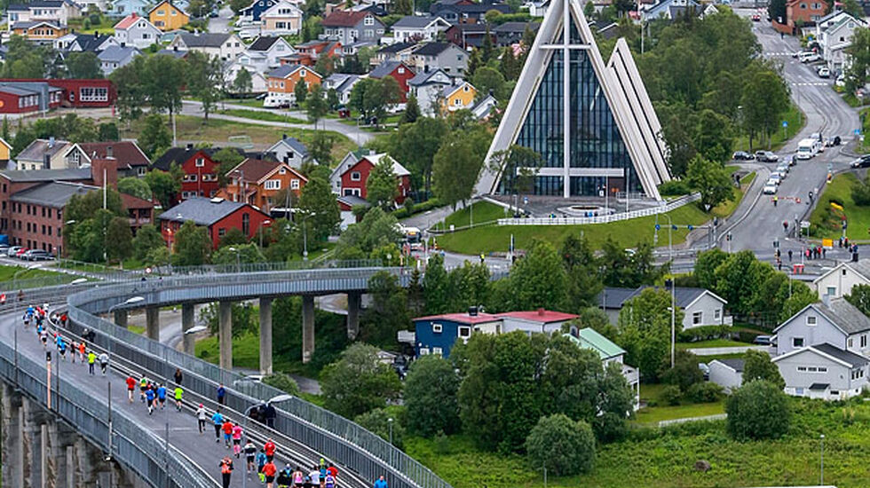 Tromsøbroa og Ishavskatedralen er to av de stora attraksjonene underveis i maratonløypa til Midnight Sun Marathon. (Foto:Truls Tiller)
