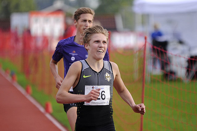 Simen Halle Haugen spurtbeseirer Kristian Tjørnhom og vinner 3000 meter.
