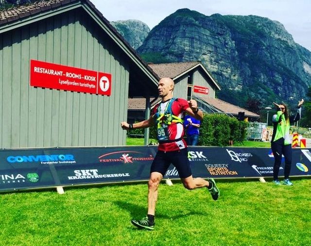 Ørjan Ravndal løper i mål til seier og ny løyperekord. (Foto: Arrangøren)