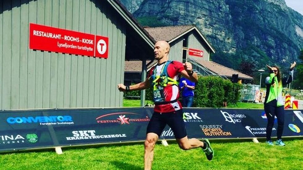 Ørjan Ravndal løper i mål til seier og ny løyperekord. (Foto: Arrangøren)