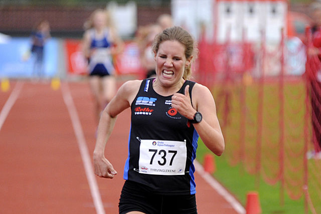 Maria Wågan fra Namdal Løpeklubb spurter inn til en solid seier på 3000 meter i Tyrvinglekene.