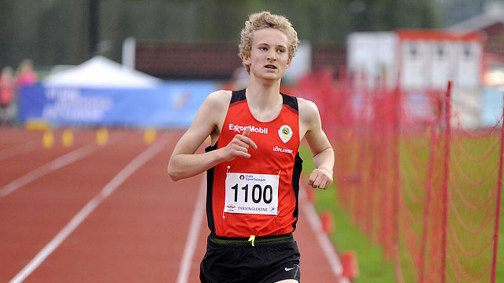 16 år gamle Stian Birkeland fra Skjalg IL kommer først i mål på feltet for alle gutteklassene fra 16 til 20 år.