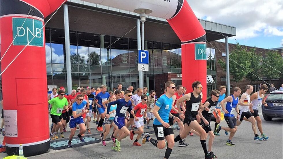 Fra starten på 10 km med vinneren Ola Korbøl helt til høyre i bildet. (Foto: Uno Arnesen)