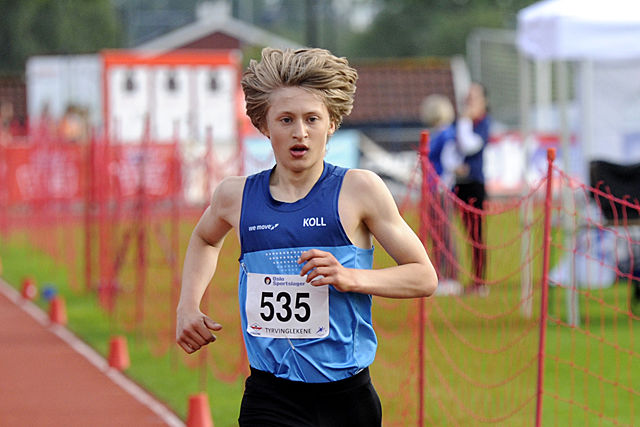 Filip Aleksander Meo går først i mål på 15-åringenes øvelse, 2000 meter.