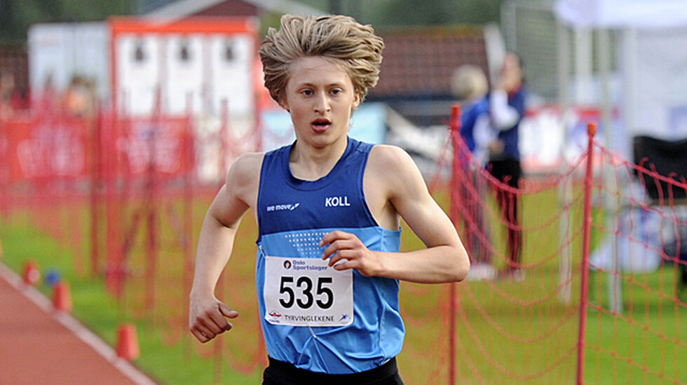 Filip Aleksander Meo går først i mål på 15-åringenes øvelse, 2000 meter.