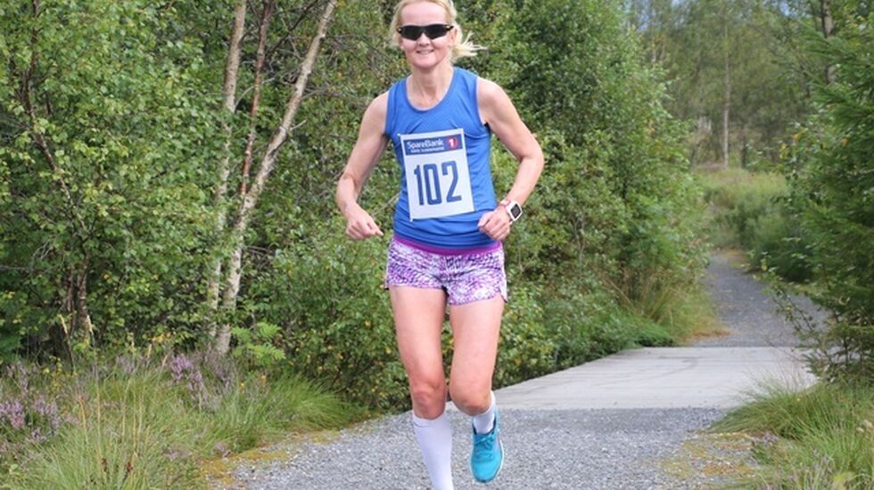 Louise Skak har vunnet maratondistansen flere ganger. Her på Rotary-stien ved Grimstadvatnet. Foto: Martin Hauge-Nilsen.
