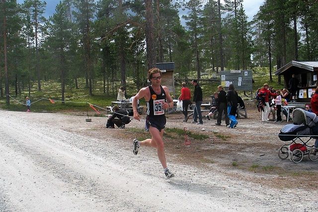 Egil Skarpsno inn til en av sine ni seire på halvmaraton i Femundløpet i 2006.