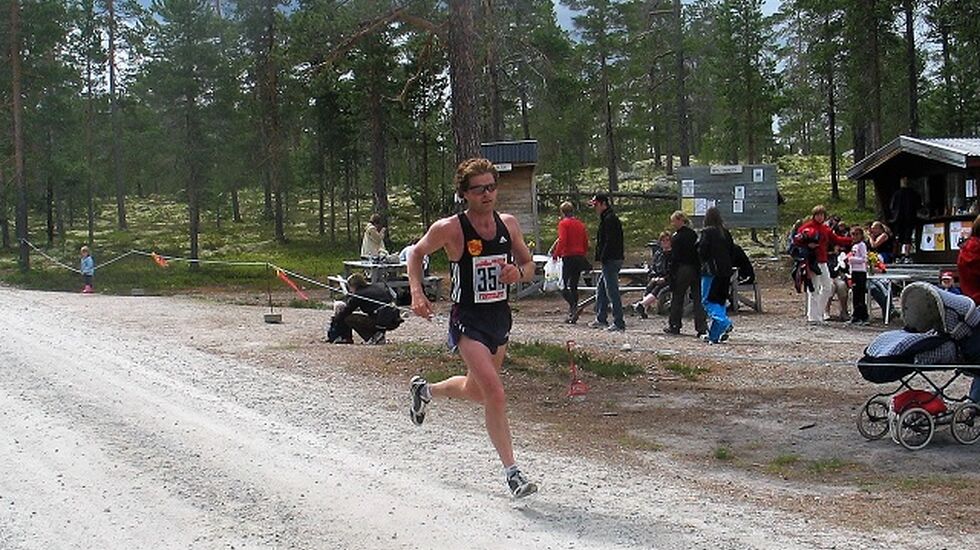 Egil Skarpsno inn til en av sine ni seire på halvmaraton i Femundløpet i 2006. 