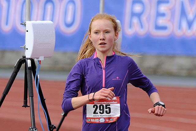 Adele Henriksen vinner 5km i Head Energy Sommerkarusellen.