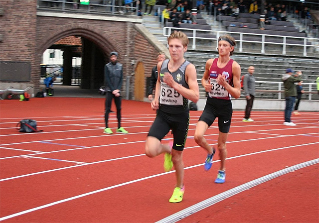 Simen Halle Haugen leder an foran Oliver Vedvik på 10 000 meteren på Stockholm Stadion. (Foto: arrangøren)