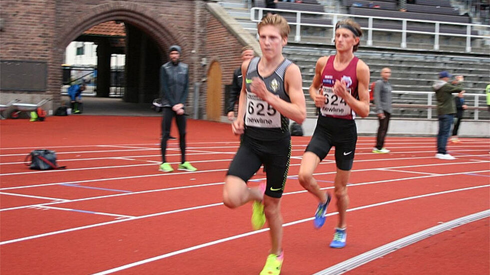 Simen Halle Haugen leder an foran Oliver Vedvik på 10 000 meteren på Stockholm Stadion. (Foto: arrangøren) 