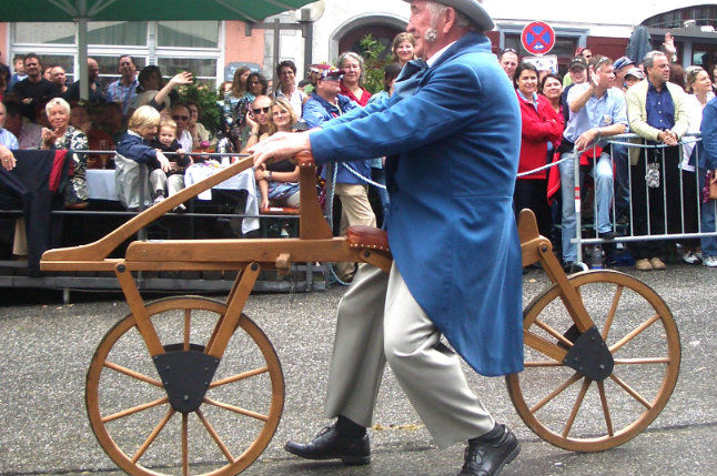 Gå-sykkelen som ofte regnes som den moderne sykkelens far, draisine fra 1817 Foto: Andreas Praefcke , Wikipedia