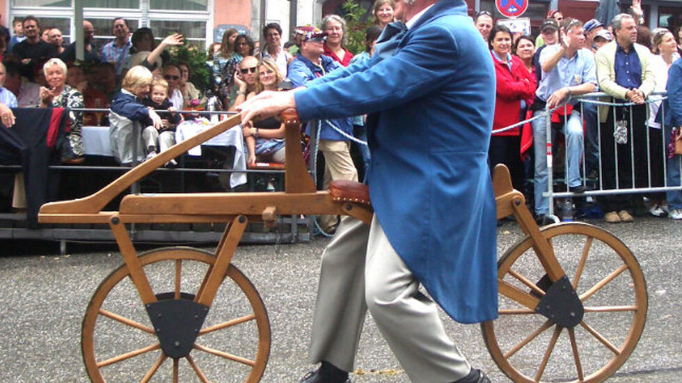 Gå-sykkelen som ofte regnes som den moderne sykkelens far, draisine fra 1817 Foto: Andreas Praefcke , Wikipedia