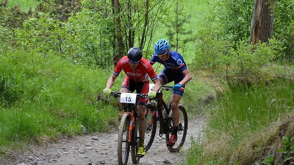 Fredrik Stephansen (15) og Eirik Fiskvik (21) har stukket fra forfølgerne etter Savalen. (Foto: Team Trek Sparebanken Hedmark)