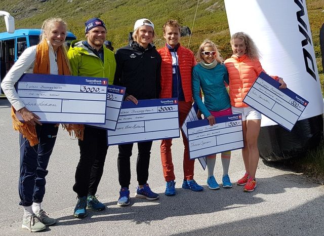 Seks smilende vinnere: Sylvia Nordskar (nr 1), Thomas Fenne (nr 3), Sondre Øvre-Helland (nr 1), Fredrik Eliasson (nr 2), Therese Sjursen (nr 2) og Julie Aspesletten (nr 3). Foto Gerard Cornelissen