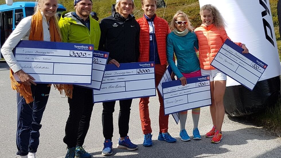 Seks smilende vinnere: Sylvia Nordskar (nr. 1), Thomas Fenne (nr. 3), Sondre Øvre-Helland (nr. 1), Fredrik Eliasson (nr. 2), Therese Sjursen (nr. 2) og Julie Aspesletten (nr. 3). (Foto Gerard Cornelissen)