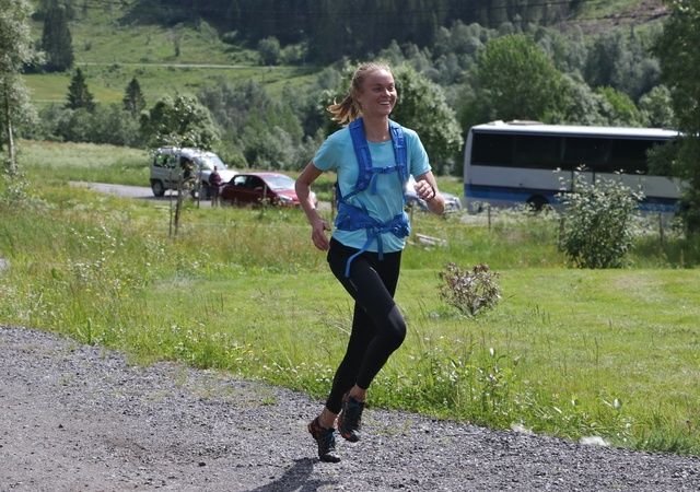 Ingrid Festø, IL Gular vinner halvmaraton. Foto Arve Haugland.