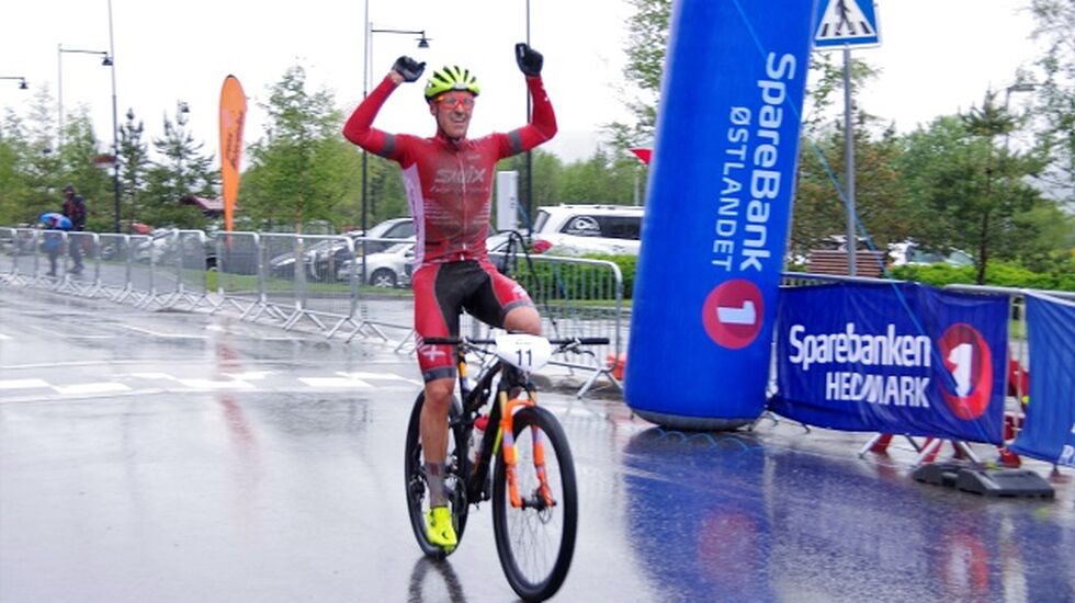 Thomas Engelsgjerd, Halden CK/Swix Hard Rocx jubler for seier og ledelse med tre minutter sammenlagt etter 2. etappe av TransØsterdalen. (Arrangørfoto)
