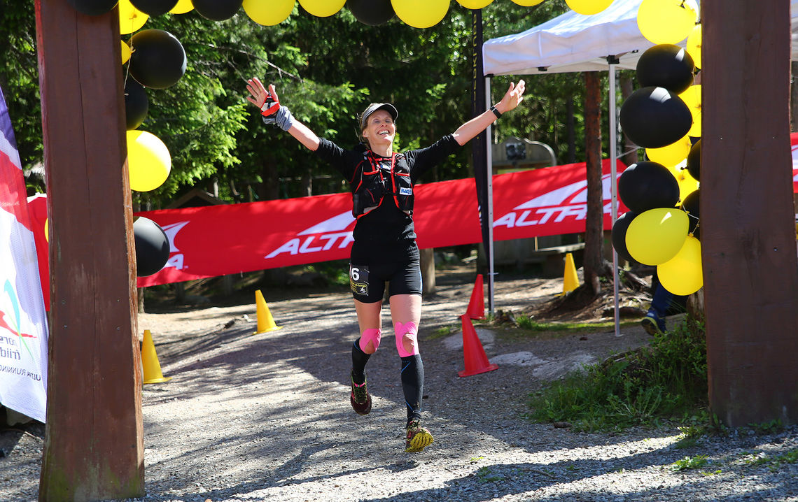 Kirsti Johnsen Skåtøy løper inn til seier i Romeriksåsen på langs. (Foto: Bjørn Hytjanstorp)