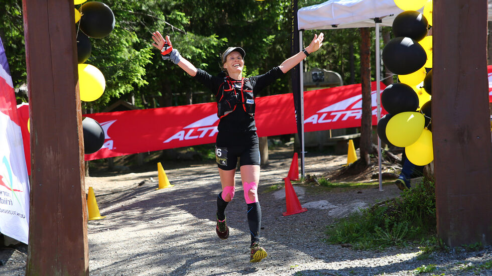 Kirsti Johnsen Skåtøy løper inn til seier i Romeriksåsen på langs. (Foto: Bjørn Hytjanstorp)