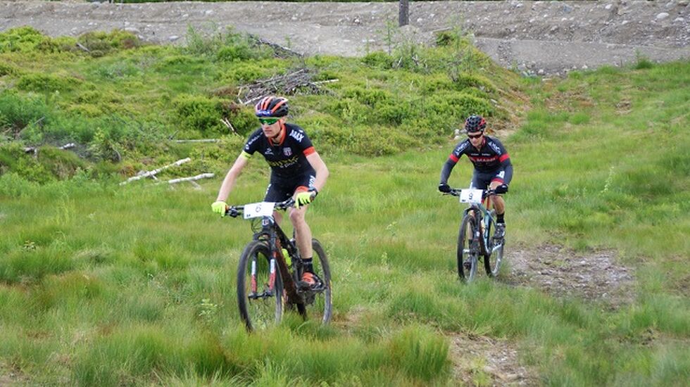 Vinneren Lars Granberg fulgt av treeren Ole Dalsjø ved passering Gåsbu etter ca. 37 km. (Foto: Stein Arne Negård)