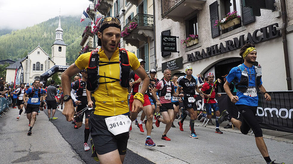 Ut fra start i Chamonix sentrum i historiens første utgave av Duo Ètoilé i Mont Blanc Marathon. (Foto: Bjørn Johannessen)
